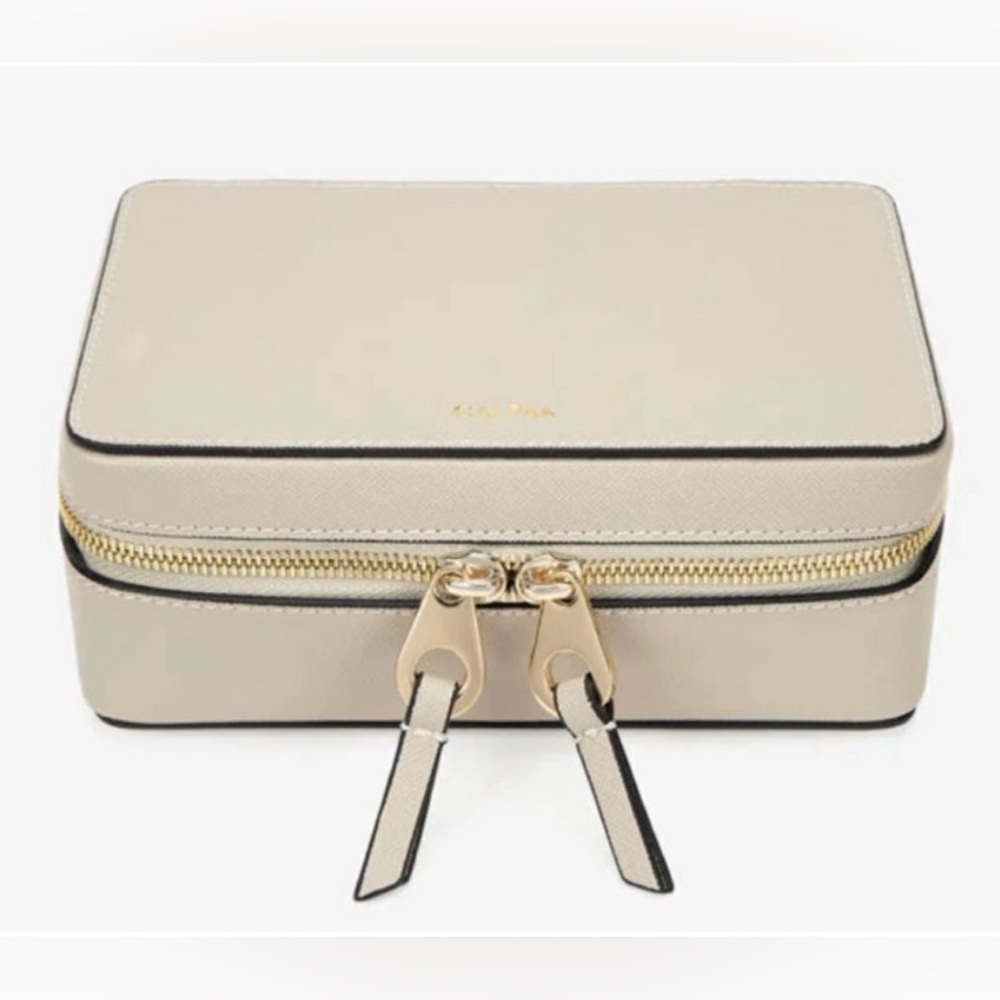 Calpak jewelry case in stone. Brand new!
No longer sold online in this color.